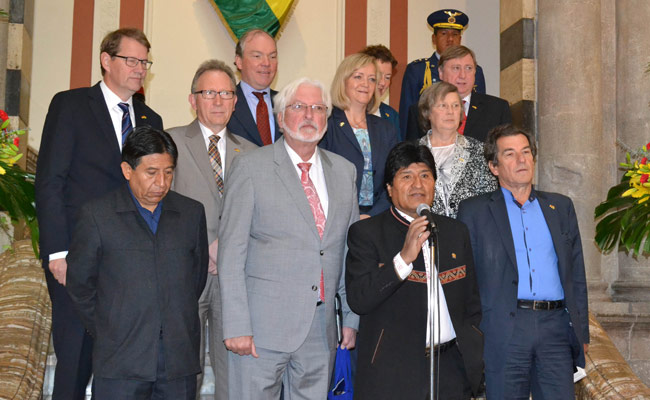 El presidente boliviano Evo Morales junto a diputados de Alemania en Palacio de Gobierno de la ciudad de La Paz. Foto: ABI