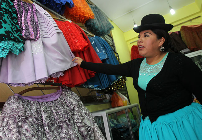 La diseñadora boliviana Eliana Paco Paredes, que viste con mucho orgullo el atuendo tradicional de las "cholitas", en La Paz. Foto: EFE