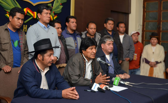 El presidente Evo Morales anuncia la decisión asumida sobre la cumbre de justicia junto a autoridades de Chuquisaca. Foto: ABI