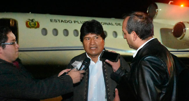 Evo Morales en un contacto con la prensa, antes de partir a Estados Unidos para participar en la inauguración de la Copa América. Foto: ABI