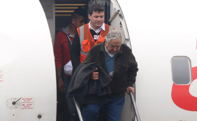 El expresidente uruguayo José Mujica (c) llegó en una visita que lo llevará varias regiones de Bolivia. Foto: EFE