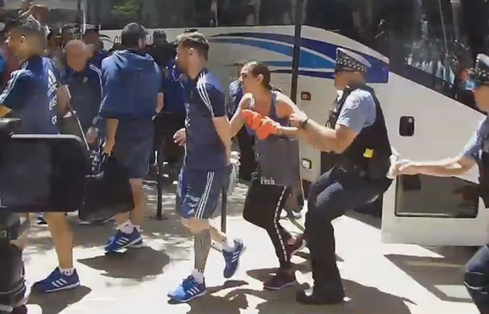 Momento en el que la mujer se abalanzó sobre Messi. Foto: Twitter