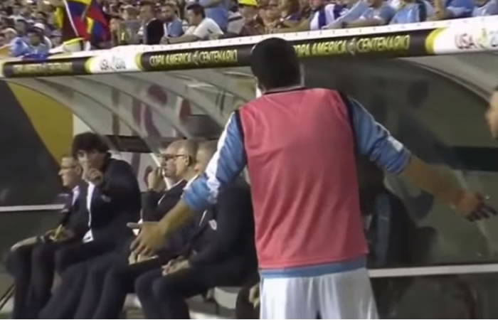 Luis Suárez pelea por no poder entrar al partido. Foto: Youtube