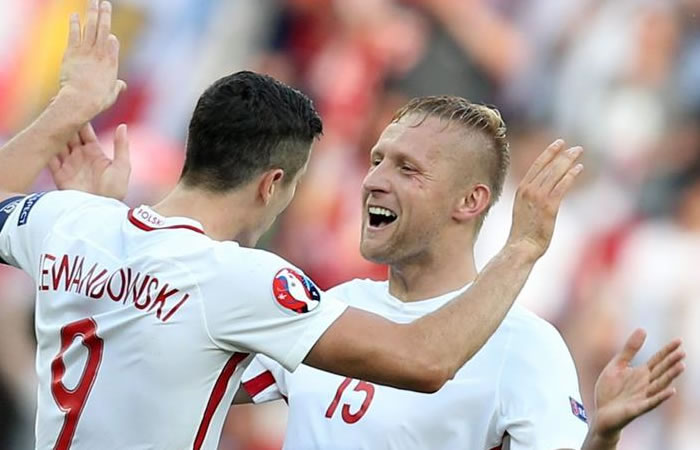 Los Polacos celebran su primera victoria en una Eurocopa. Foto: EFE