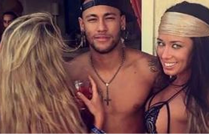 Neymar y dos mujeres durante la fiesta. Foto: Twitter