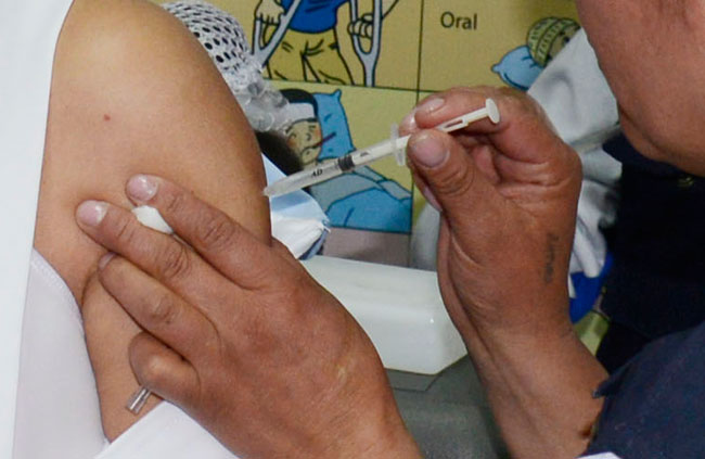 Piden que personas pertenecientes a los grupos vulnerables, asistan a los puestos de vacunación contra la influenza. Foto: ABI