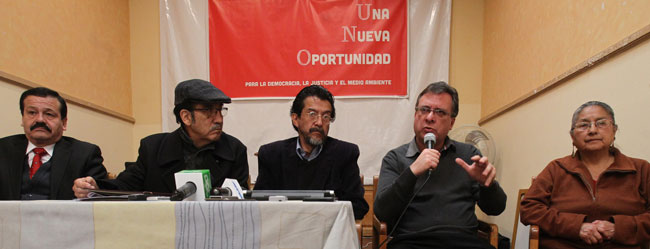 Carlos Alarcón (2d) y Jose Antonio Rivera (i),el politólogo, Jorge Lazarte (2i); Ricardo Calla (c) y la activista Loyola Guzman (d). Foto: EFE