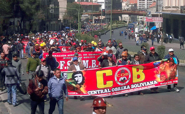 Marcha de la COB en días pasados, en apoyo a los trabajadores de Enatex. Foto: ABI