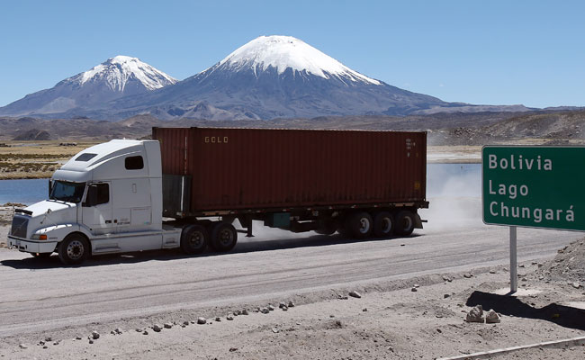Camión boliviano que transporta carga a un puerto de Chile. Foto: EFE