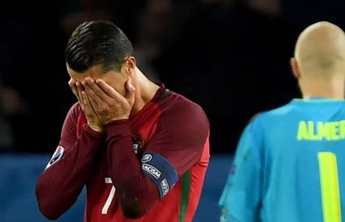 Cristiano Ronaldo se lamenta al fallar el penal. Foto: EFE