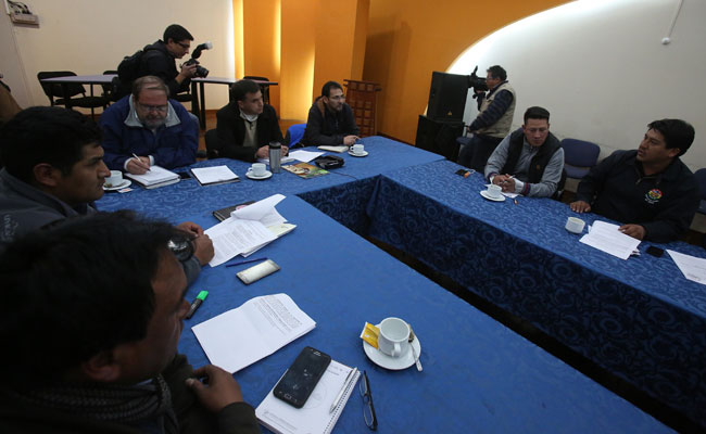 Diálogo entre ministros y dirigentes de la COB. Foto: EFE