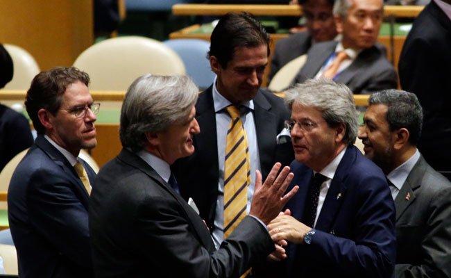 Embajadores dialogan durante la votación de los miembros no permanentes del Consejo de Seguridad de la ONU. Foto: EFE