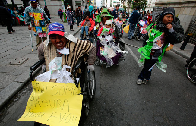Personas con discapacidad protagonizan una nueva protesta en la ciudad de La Paz "vestidos" de basura. Foto: EFE
