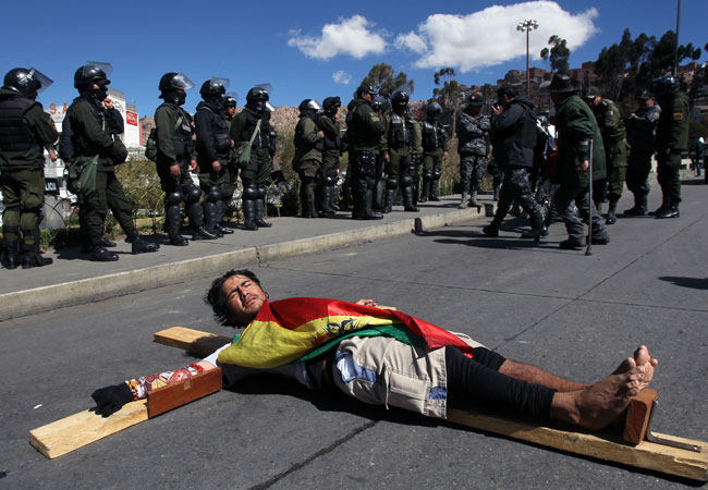 Protesta de trabajadores afiliados a la Central Obrera Boliviana (COB) en la ciudad de La Paz. Foto: EFE