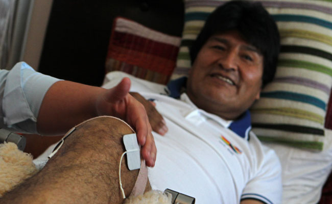 El presidente Evo Morales, durante un sesión de rehabilitación de fisioterapia. Foto: EFE