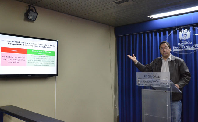 El ministro de economía y finanzas Luis Arce Catacora, explica aspectos de la modificación al Código Tributario. Foto: ABI