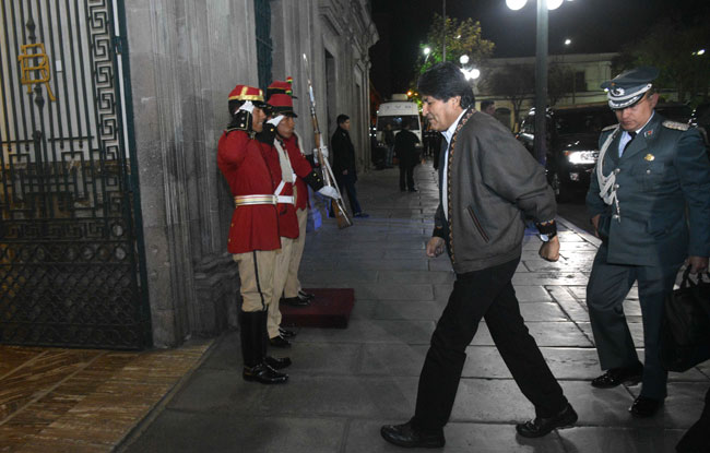En horas de la madrugada del jueves, el presidente Evo Morales ingresó a Palacio de Gobierno, tras más de un mes de ausencia por baja médica. Foto: ABI