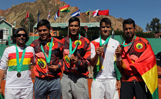 El equipo boliviano: Capitán Mauricio Soliz (i), Alejandro Mendoza (2-i), Federico Zeballos (c), Rodrigo Banzer (2-d) y Hugo Dellien (d). Foto: EFE