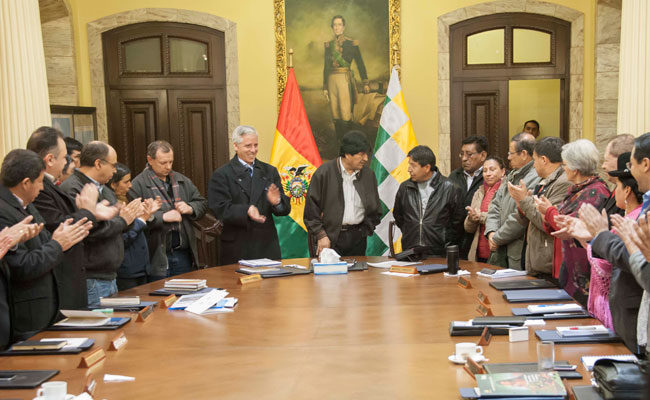 El presidente de Bolivia, Evo Morales y su Consejo de Ministros reciben en reunión de gabinete a parte de la comitiva que viajó esta semana a los puertos del norte de Chile. Foto: ABI