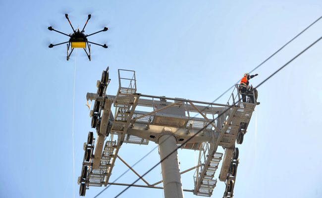 Un dron lleva un cable de torre a torre de la Línea Blanca del teleférico urbano de la ciudad de La Paz. Foto: ABI