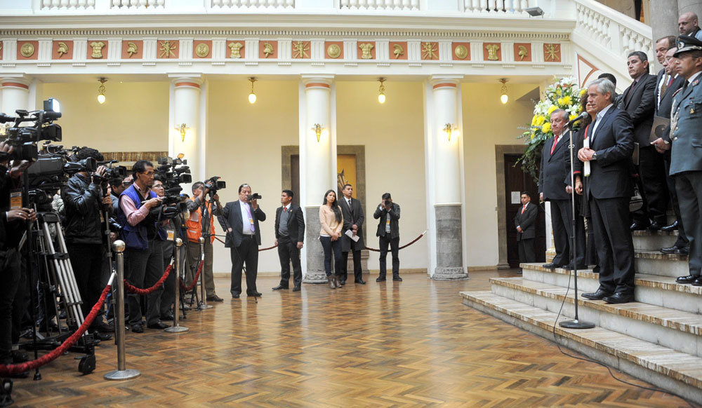 El vicepresidente, Álvaro García Linera, en Palacio de Gobierno, anuncia la decisión de extender las licencias de los medios radiales y de televisión hasta el año 2019. Foto: ABI