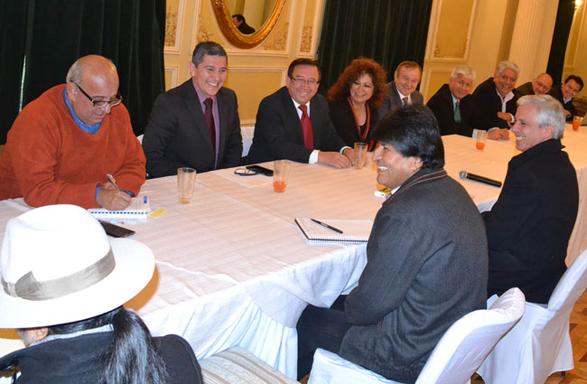 Desayuno trabajo con el presidente Evo Morales junto a otras autoridades y representantes de periodistas. Foto: ABI