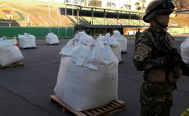 El Grupo de Inteligencia y Operaciones Especiales (GIOE) de la FELCN muestra las 7 toneladas de clorhidrato de cocaina confiscada. Foto: ABI