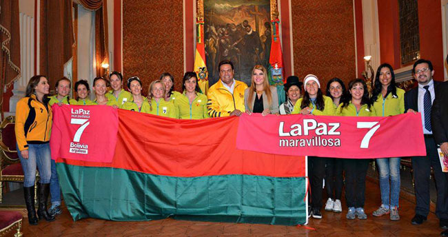 Grupo de mujeres montañistas junto al alcalde la ciudad de La Paz, Luis Revilla. Foto: Facebook