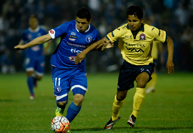 El jugador de Sol de América Ernesto Alvares (i) disputa un balón con Jorge Ayala (d) de Wilstermann. Foto: EFE