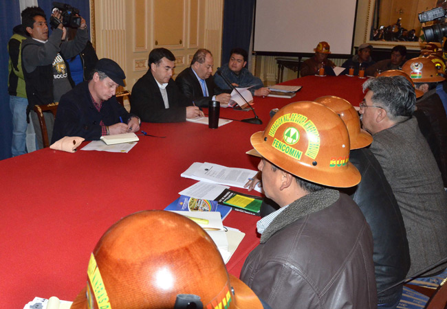 Diálogo entre ministros del gobierno y dirigentes de los cooperativistas mineros. Foto: ABI