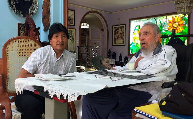 El presidente Evo Morales junto al líder cubano, Fidel Castro en un encuentro en La Habana. Foto: ABI