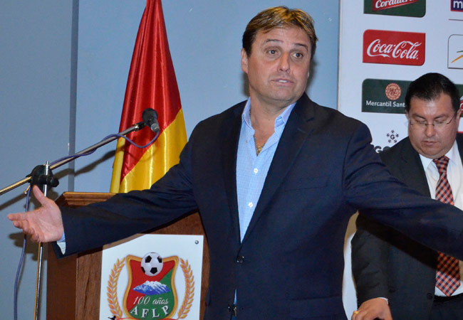El técnico de la selección boliviana de fútbol, Ángel Guillermo Hoyos, en la presentación de la convocatoria rumbo a las fechas 7 y 8 de la Eliminatoria a Rusia 2018. Foto: ABI