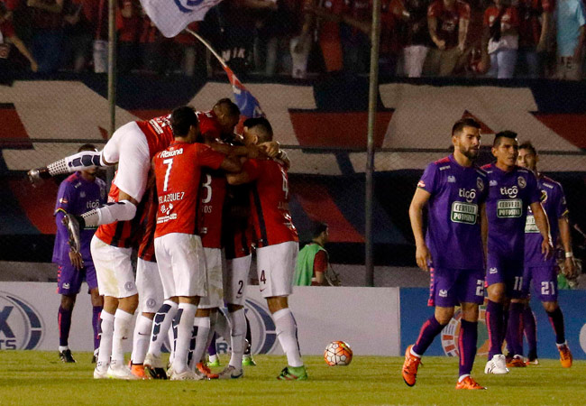 Jugadores de Cerro Porteño festejan luego de anotar contra Real Potosí. Foto: EFE