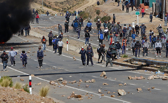 Jueves 25: Mineros se enfrentan con la policía en la localidad de Panduro. Foto: EFE