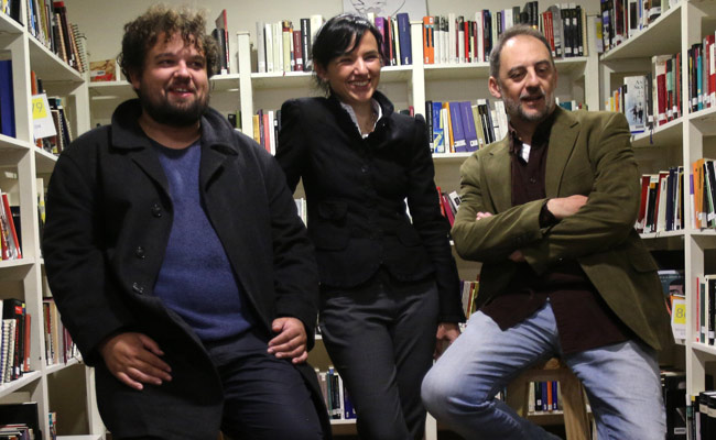 La directora del Centro Cultural de España, María Pérez (c), junto a los invitados de la FIL La Paz, el narrador español Antonio Orejudo (d), y el poeta y dramaturgo Pablo Fidalgo (i). Foto: EFE