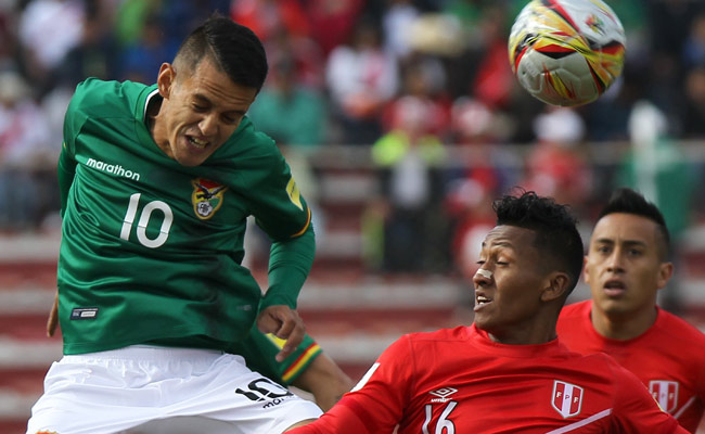 El jugador de la selección, Jhasmani Campos, en el encuentro ante Perú. Foto: EFE