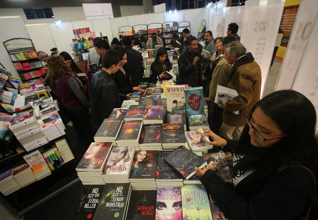 Visitantes de la Feria Internacional del Libro de La Paz, en su primera jornada. Foto: EFE