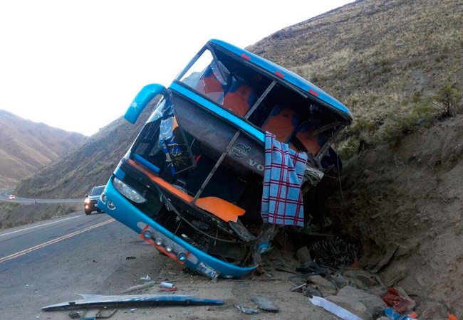 Bus de la empresa Trans Relámpago que se accidentó entre Potosí y Challapata. Foto: ABI