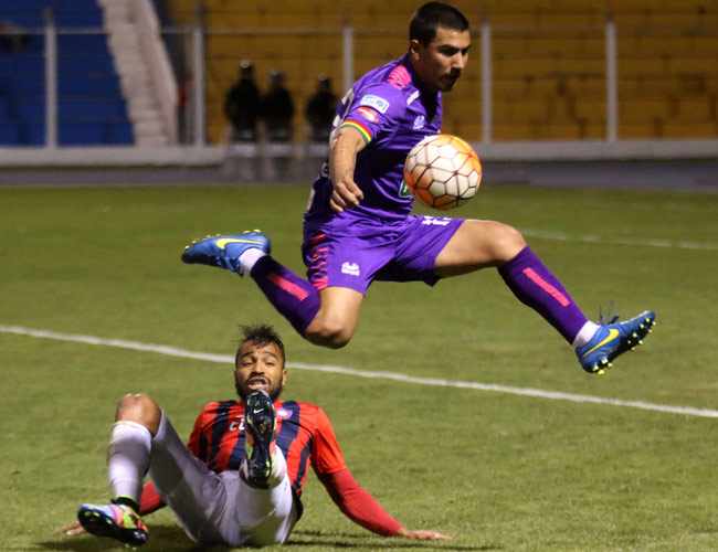 Alexis Gonzáles (d) de Real Potosí disputa el balón ante Álvaro Pereira de Cerro Porteño. Foto: EFE