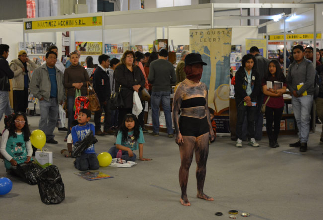 Una de las muchas representaciones artísticas durante la XXI Feria del Libro de La Paz. Foto: EFE