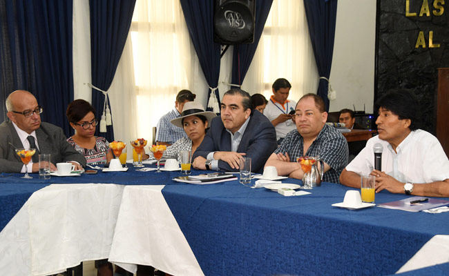 El Presidente Evo Morales junto a algunos Ministros y autoridades del Ejecutivo, compartieron un desayuno trabajo con periodistas. Foto: ABI