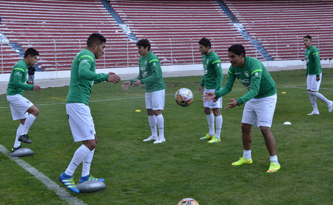 Práctica de la selección de Bolivia previa a los encuentros ante Perú y Chile. Foto: ABI