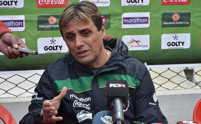 Ángel Guillermo Hoyos, técnico de la selección de Bolivia. Foto: ABI