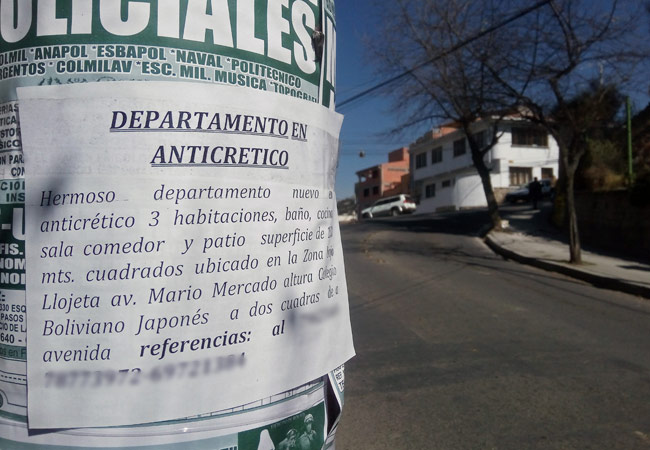Anuncios de inmuebles en anticrético en la ciudad de El Alto. Foto: EFE