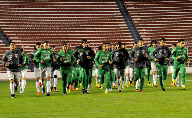 Jugadores de la selección de Bolivia en prparación rumbo al encuentro ante Brasil. Foto: ABI