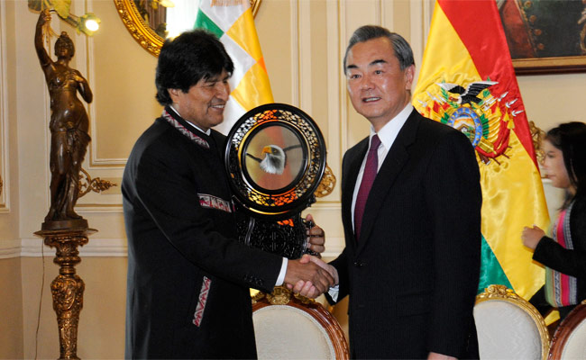 El presidente Evo Morales junto al canciller de China, Wang Yi. Foto: ABI