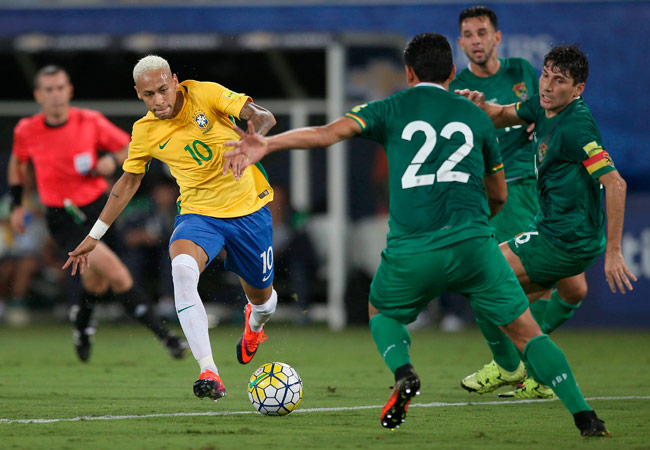Neymar (i) de Brasil intenta superar la defensa de Bolivia. Foto: EFE