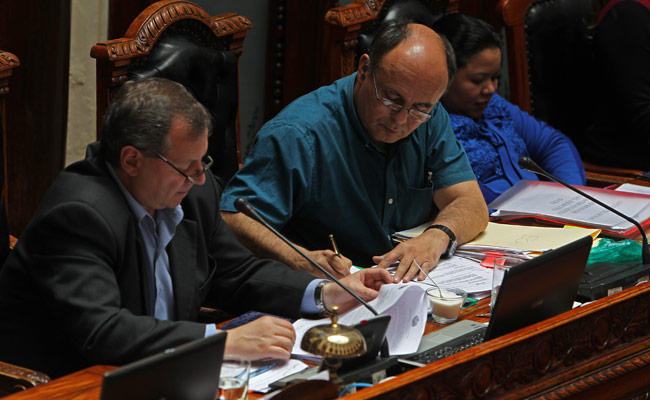 El ministro de Defensa, Reymi Ferreira (c), y el presidente del Senado, José Alberto Gonzales (i), durante un informe al Parlamento. Foto: EFE
