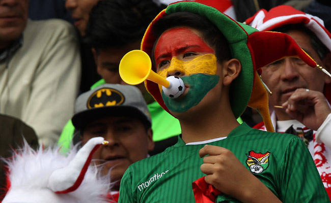 Hinchada de la selección boliviana de fútbol. Foto: EFE