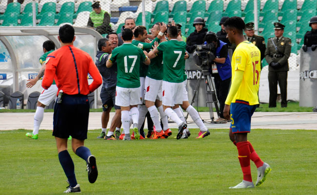 Jugadores de la selección boliviana celebran uno de los goles ante Ecuador, en el partido que terminó empatado por las Eliminatorias a Rusia 2018. Foto: ABI